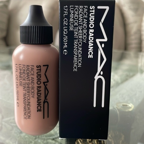 MAC Studio Face & Body Sheer Foundation in W4 - Picture 1 of 5